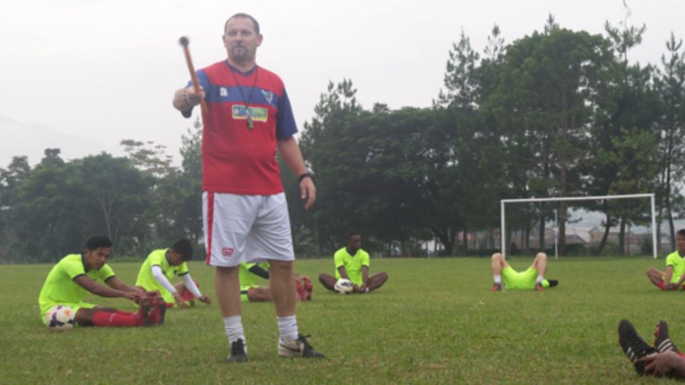 Pelatih Pelita Bandung Raya, Dejan Antonic saat memimpin latihan skuadnya di lapangan Lembang, Bandung. Copyright: &copy; Ginanjar/INDOSPORT